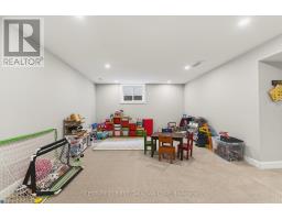 31 LINDSAY CRESCENT - 37