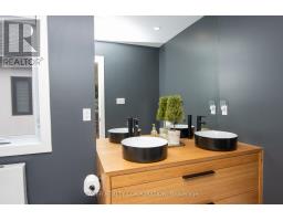 3 POOLE CRESCENT - 31