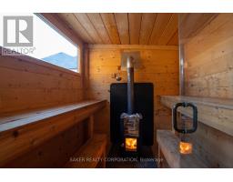 3 POOLE CRESCENT - 40