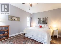 21 AMANDA AVENUE - 24