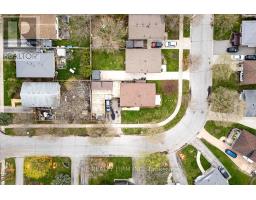 10 STROUD CRESCENT - 33