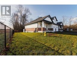 7 - 175 GLENGARIFF DRIVE - 40