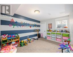 97 KITTRIDGE AVENUE E - 26