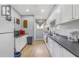 26 HAWKESBURY AVENUE - 34