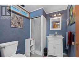 16 THOMPSON AVENUE - 32