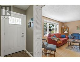16 THOMPSON AVENUE - 6