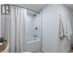1488 ROLAND CRESCENT - 33