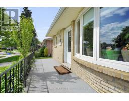 33 EDMUNDS CRESCENT - 2