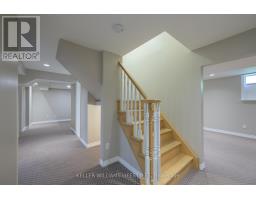 18 THUNDERBIRD CRESCENT - 32