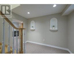 18 THUNDERBIRD CRESCENT - 33
