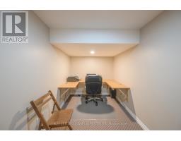 18 THUNDERBIRD CRESCENT - 35
