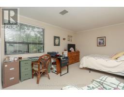 220 - 300 EVERGLADE CRESCENT - 34