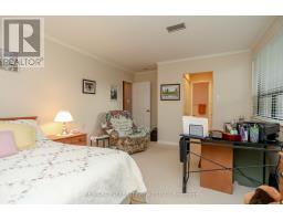 220 - 300 EVERGLADE CRESCENT - 35