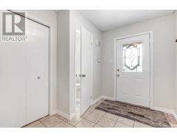 27 GERALD CRESCENT - 4
