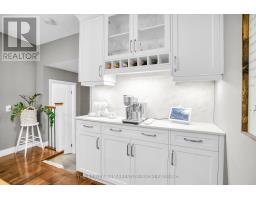 15 ROCKFORD CRESCENT - 12