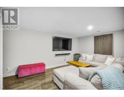 15 ROCKFORD CRESCENT - 22
