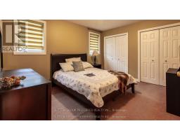 956 QUEENSBOROUGH COURT N - 25