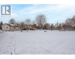 18 HAWTHORN CRESCENT - 33