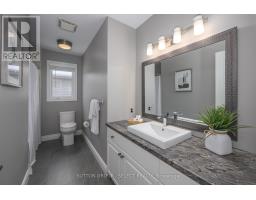 15 MARCUS CRESCENT - 36