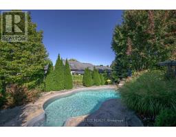 15 MARCUS CRESCENT - 44