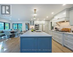 46 FOXBOROUGH GROVE - 16