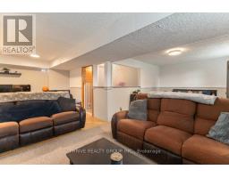 35 SURREY CRESCENT - 22