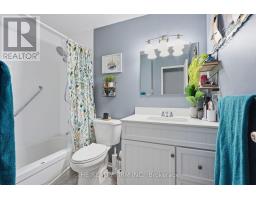 805 - 986 HURON STREET - 19