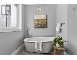 5 BARON CRESCENT - 27