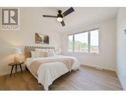 8 - 32 POSTMA CRESCENT - 17