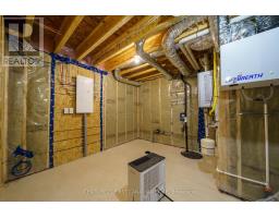 8 - 32 POSTMA CRESCENT - 31