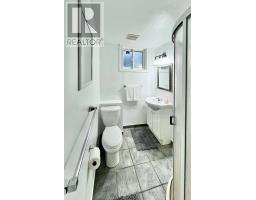 35 ROLLSCOURT GARDENS - 23