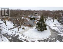 42 GARLAND CRESCENT - 2