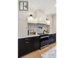 104 DARWIN CRESCENT - 10