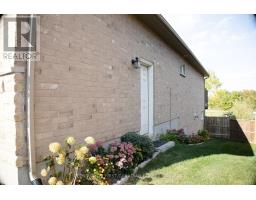 29 HEDGES COURT - 32