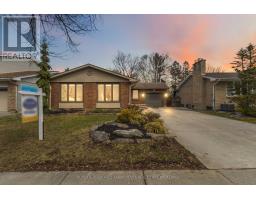 30 SANDALWOOD CRESCENT - 2