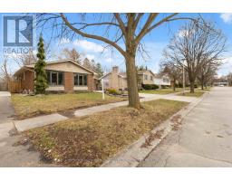 30 SANDALWOOD CRESCENT - 48