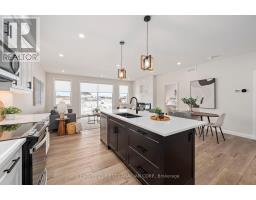 11 - 32 POSTMA CRESCENT - 11