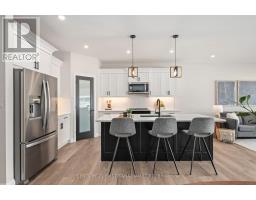 11 - 32 POSTMA CRESCENT - 17