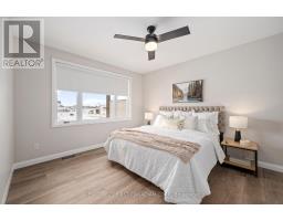 11 - 32 POSTMA CRESCENT - 19