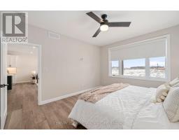 11 - 32 POSTMA CRESCENT - 20