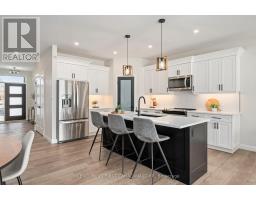 11 - 32 POSTMA CRESCENT - 4