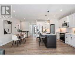 11 - 32 POSTMA CRESCENT - 5