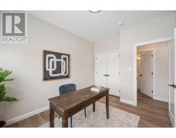 11 - 32 POSTMA CRESCENT - 7