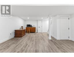 54 LLOYD MANOR CRESCENT - 40