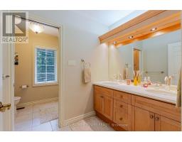 11 OLD OAK LANE - 33