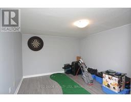 41 LUTON CRESCENT - 32