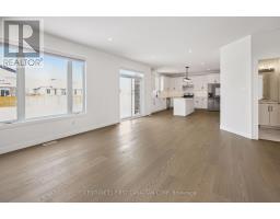 30 SPRUCE CRESCENT N - 11