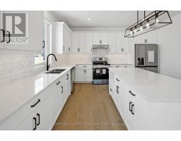 30 SPRUCE CRESCENT N - 16
