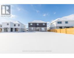30 SPRUCE CRESCENT N - 38