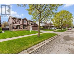 102 BLACKTHORNE CRESCENT - 4